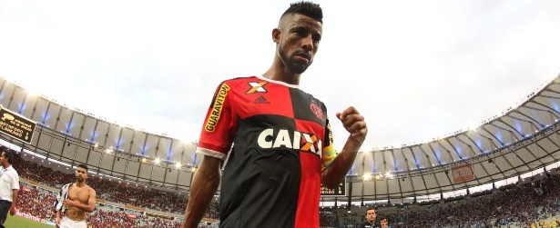 Léo Moura é alvo de críticas de torcida do Flamengo após processo
