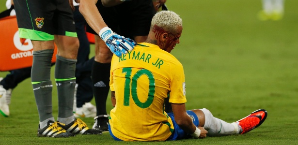 Neymar deixou campo com um sangramento no supercílio (Crédito: AP)