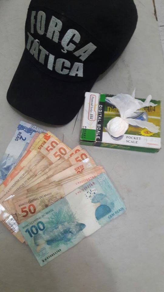 Dinheiro e drogas foram apreendidos (Crédito: Reprodução)