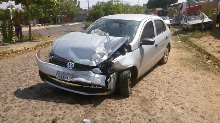 Veículo ficou com a frente destruída (Crédito: Reprodução)