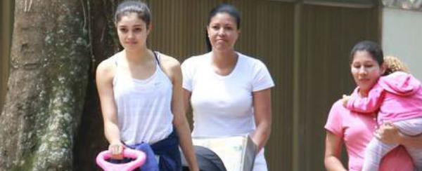 Atriz Sophie Charlotte leva o filho para passear e ajuda babá