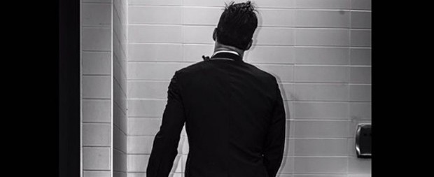Ricky Martin posta foto fazendo xixi e diz: "Segure firme"