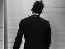 Ricky Martin posta foto fazendo xixi e diz: