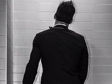 Ricky Martin posta foto fazendo xixi e diz: