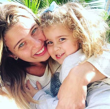 Debby com a filha, Duda, de 3 anos (Crédito: Reprodução)