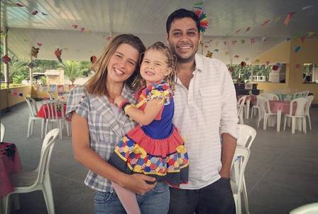 Debby com a filha e o marido (Crédito: Reprodução)
