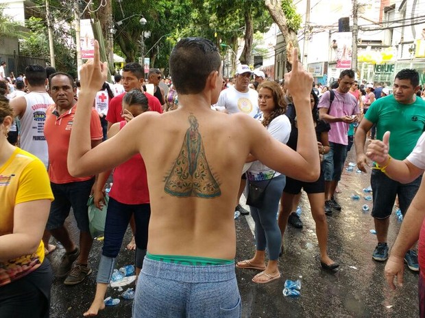 Jovem devoto faz homenagem (Crédito: Arthur Sobral / G1)