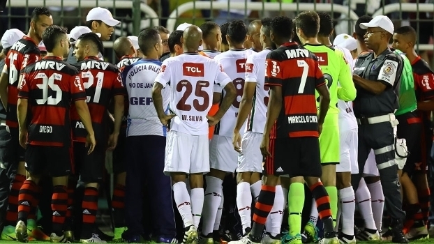 Jogadores de Flamengo e Fluminense cercaram Sandro Meira Ricci e assistentes (Crédito: Getty)