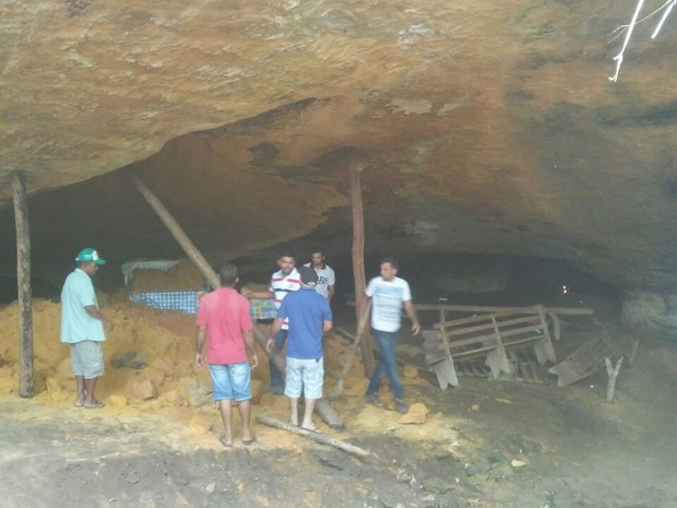 Gruta desabou na região central do estado e foi escorada com pedaços de madeira (Crédito: Reprodução)