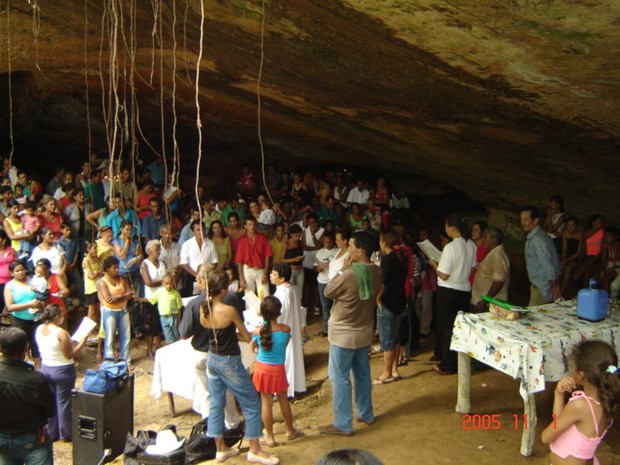 Fiéis na gruta no ano de 2005; celebração é tradição há mais de 50 anos na cidade (Crédito: Reprodução)