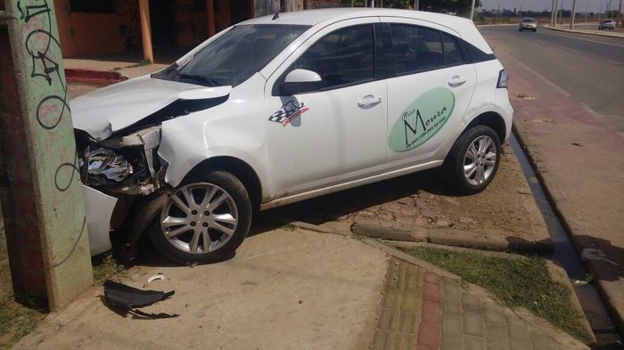 Veículo modelo Chevrolet Agile tomado de assalto (Crédito: Divulgação)