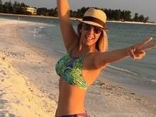 Aos 38 anos, Carla Perez exibe belas curvas em foto de biquíni