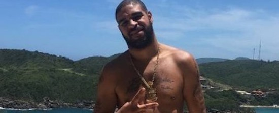 Adriano posa em Búzios e fã pergunta: “Seu dinheiro não acaba?”
