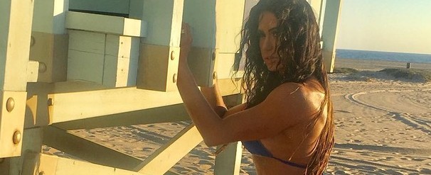 De biquíni, Gracyanne Barbosa exibe barriga trincada em Malibu