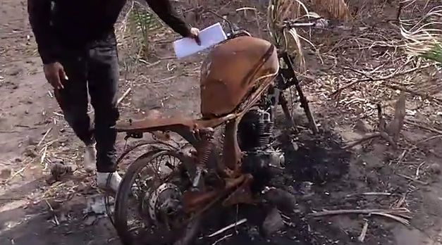 Criminosos aetaram fogo na motocicleta de um dos moradores (Crédito: Rede Meio Norte)