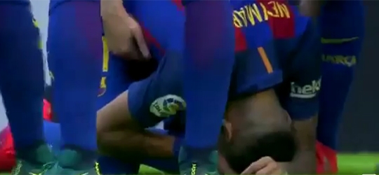 Neymar recebeu garrafada após gol de Messi (Crédito: Reprodução)