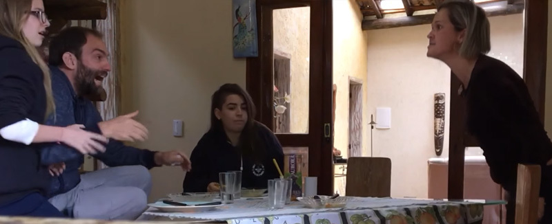 Filha trolla mãe dizendo ser lésbica e é ameaçada: “Eu mato ela!”