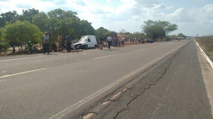 O carro invadiu a barraca de castanhas e uma pessoa morreu