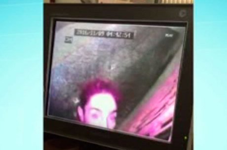 Homem rouba câmera de segurança de bar e é filmado durante ação (Crédito: Reprodução)