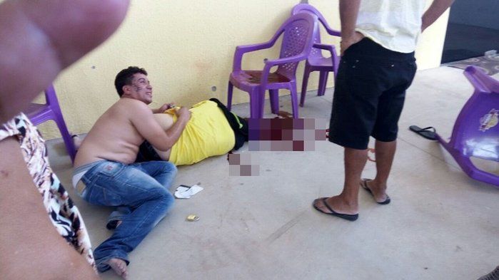 Homem debruçado sob o corpo deJosé Gilson Emanuel da Silva (Crédito: Divulgado)