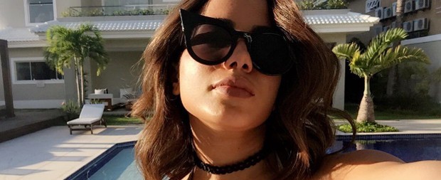 Anitta exibe 'fartura' dos seios ao posar na piscina de casa; foto
