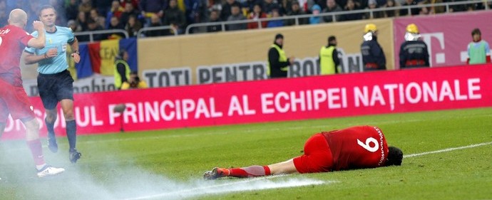 Bomba explode perto de Lewandowski e interrompe jogo na Europa