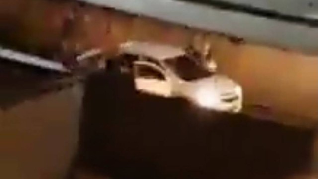 Vídeo flagra bandidos fortemente armados roubando veículo no RJ