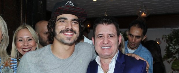 Marrone reúne vários famosos para celebrar aniversário de 51 anos