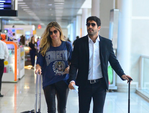 Grazi Massafera embarca no aeroporto com o namorado Patrick Bulus (Crédito: William Oda / Agnews)