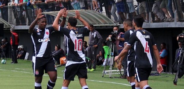 Nenê volta a marcar, Vasco vence Bragantino e ameniza crise