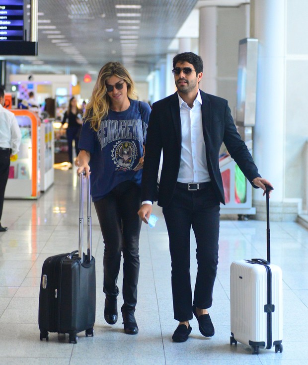 Grazi Massafera embarca no aeroporto com o namorado Patrick Bulus (Crédito: William Oda / Agnews)