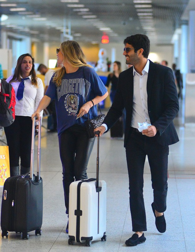 Grazi Massafera embarca no aeroporto com o namorado Patrick Bulus (Crédito: William Oda / Agnews)