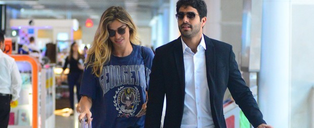 Grazi Massafera embarca no aeroporto com o namorado Patrick Bulus