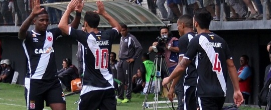 Nenê volta a marcar, Vasco vence Bragantino e ameniza crise