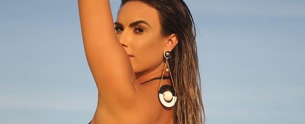 Nicole Bahls chama atenção por bumbum perfeito durante ensaio