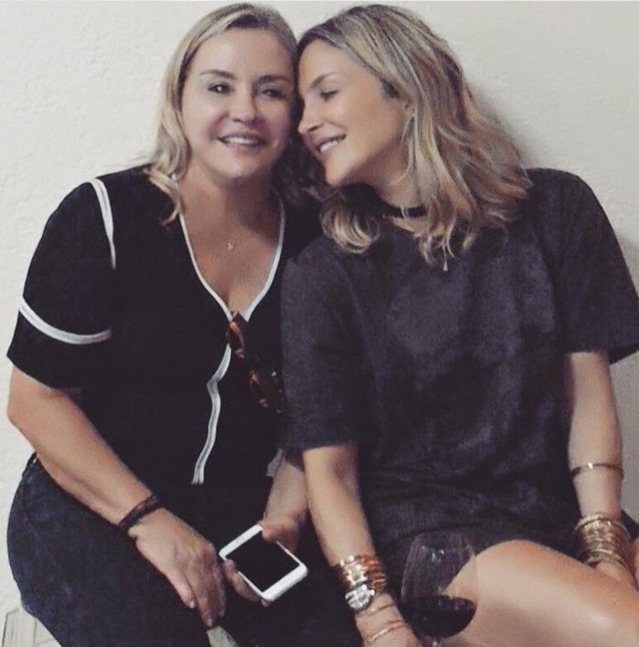 Claudia Leitte ao lado da mãe, Dona Ilna (Crédito: Reprodução)