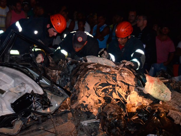 Colisão entre dois veículos deixou dois mortos