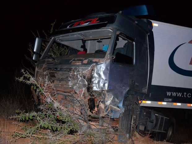 Colisão entre dois veículos deixou dois mortos