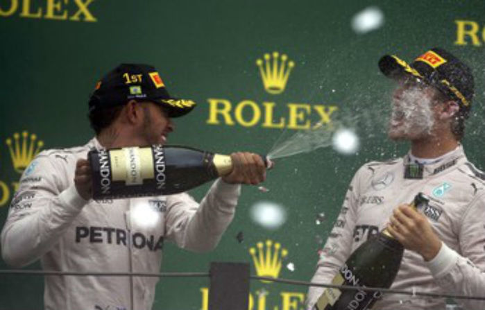Lewis Hamilton vence, mas decisão fica para próxima rodada