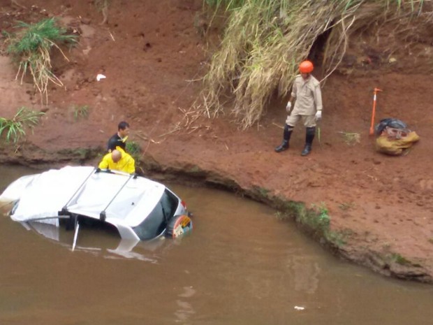 Local onde os três corpos foram achados (Crédito: Ariovaldo Dantas/TV Morena)