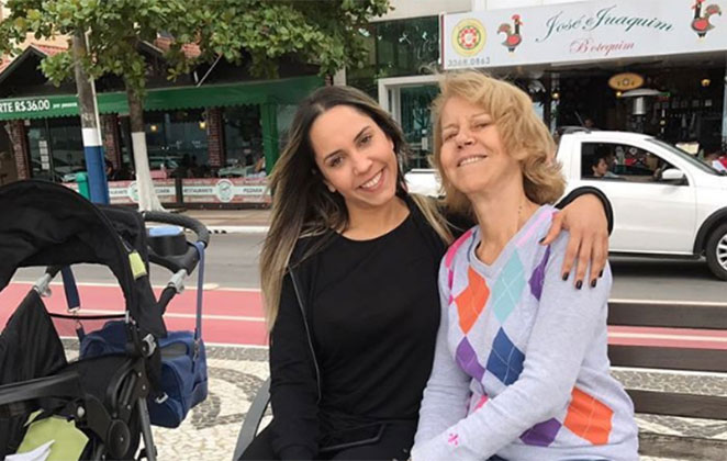 Mulher Melão ao lado da mãe (Crédito: Reprodução)