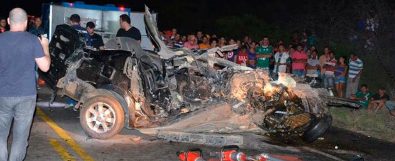 Colisão frontal entre veículos deixa casal morto em rodovia; fotos