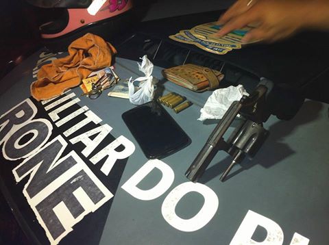 Dupla é presa com drogas e arma de fogo na zona Leste de Teresina (Crédito: Plantão Policial)