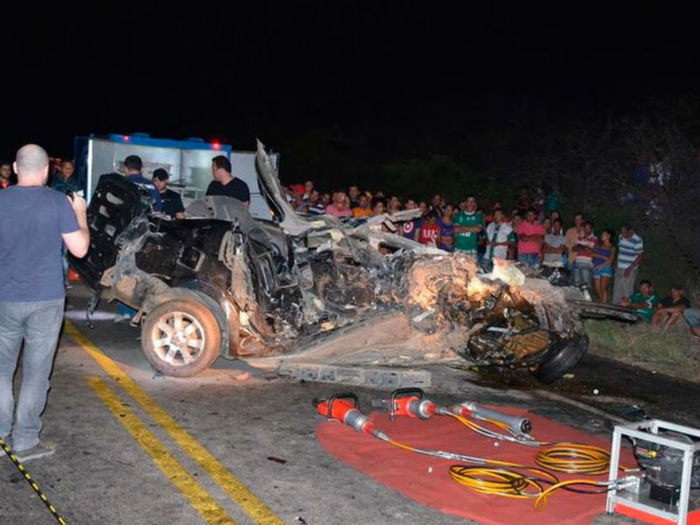 Colisão entre dois veículos deixou dois mortos