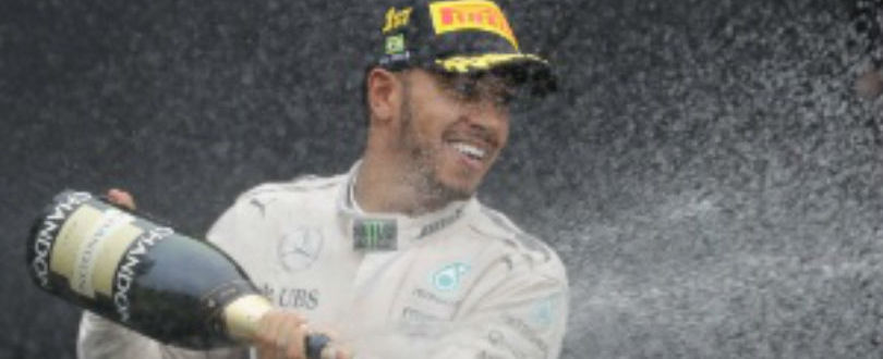 Em GP com chuva e paralisações, Hamilton vence e adia título