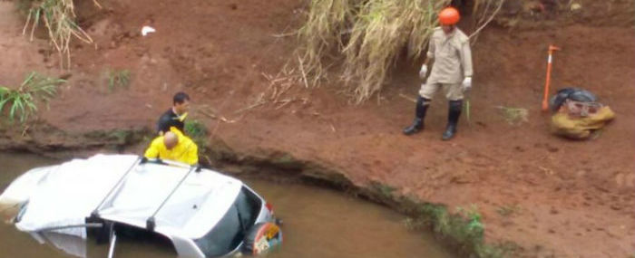 Três corpos são encontrados em carro dentro de córrego