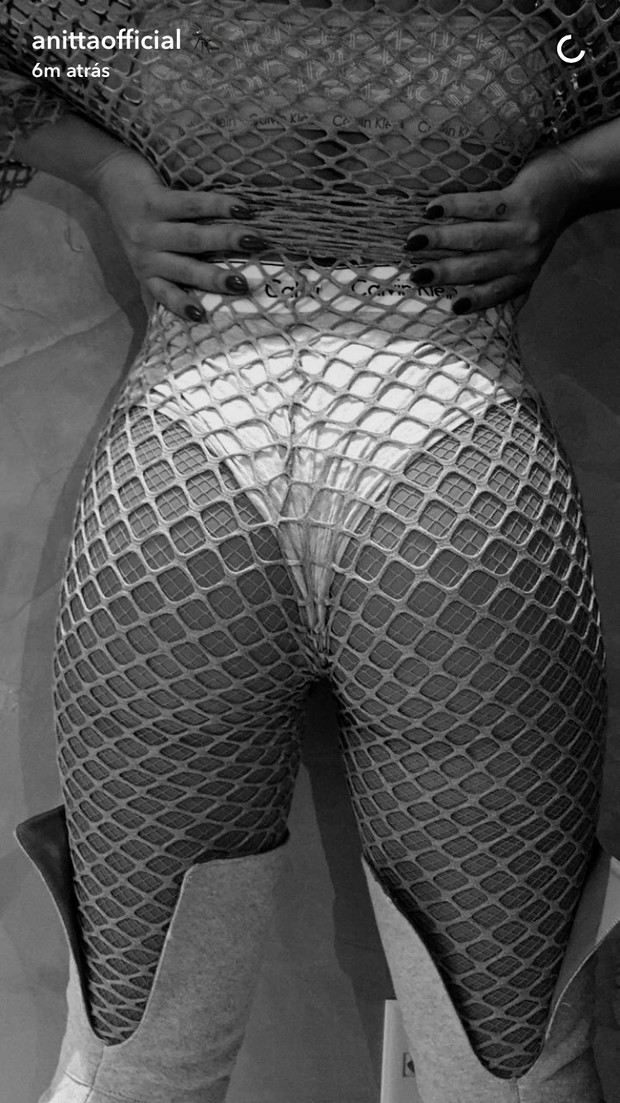 Anitta posta foto sensual e fãs elogiam: "bumbum perfeito" (Crédito: Reprodução)