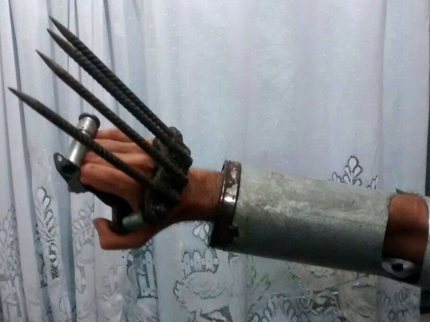 Homem foi detido com garras de metal e um facão (Crédito: Reprodução)