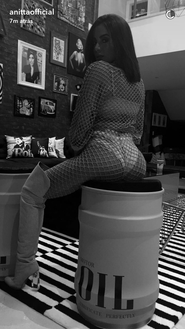 Anitta posta foto sensual e fãs elogiam: "bumbum perfeito" (Crédito: Reprodução)