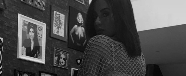 Anitta posta foto sensual e fãs elogiam: "bumbum perfeito"
